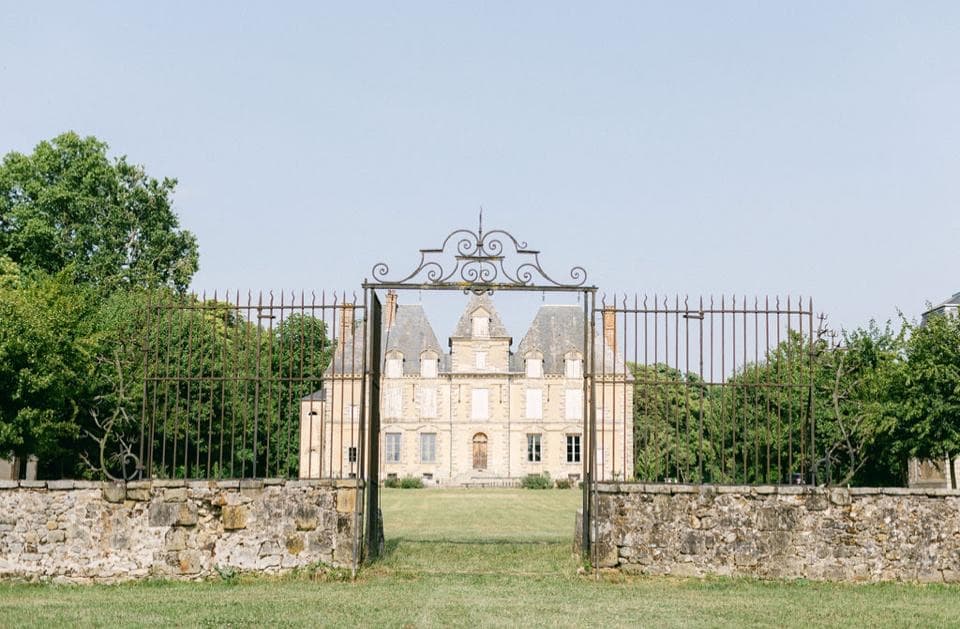 Le château de Motteux vu à travers le portail en fer forgé de son parc de 23 hectares