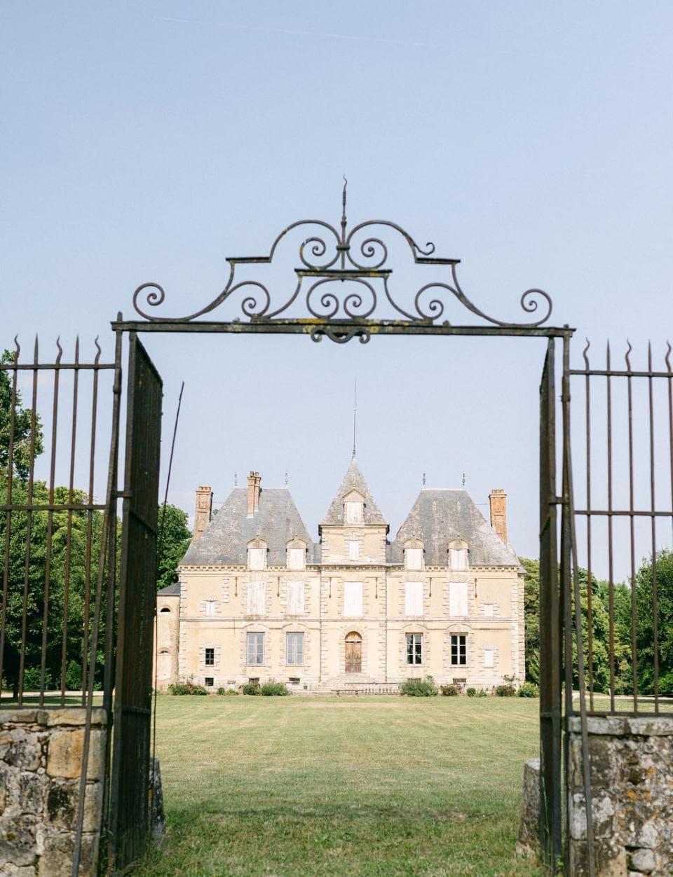 Grille d’honneur en fer forgé ouvrant sur la façade du château de Motteux